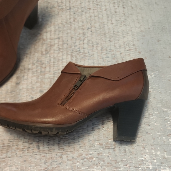 Brown Leather Boots with Rounded Toe and Matte Finish - Picture 2 of 4